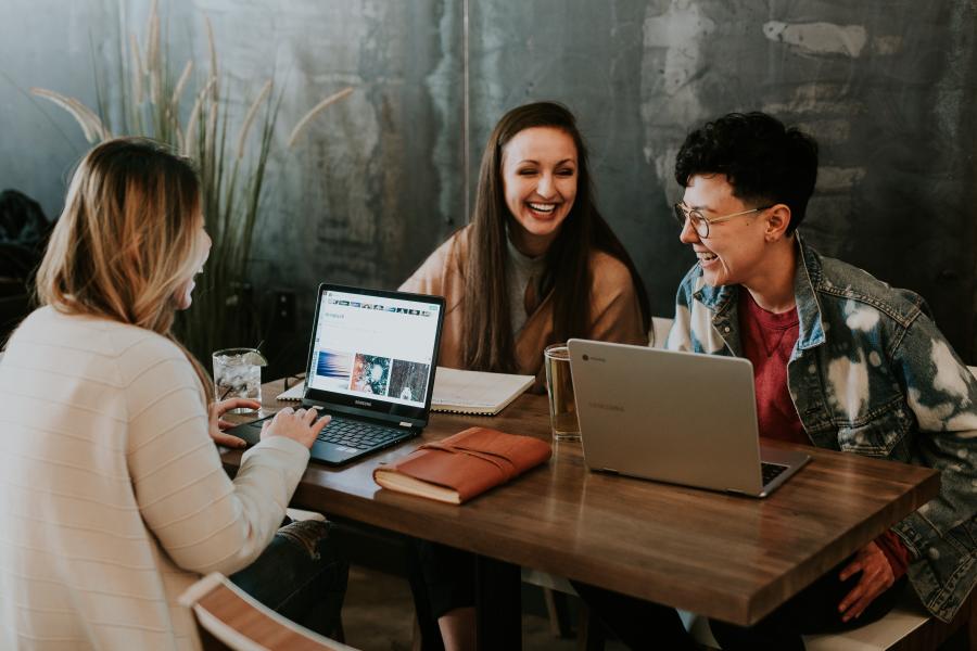 Studierende lernen im Café