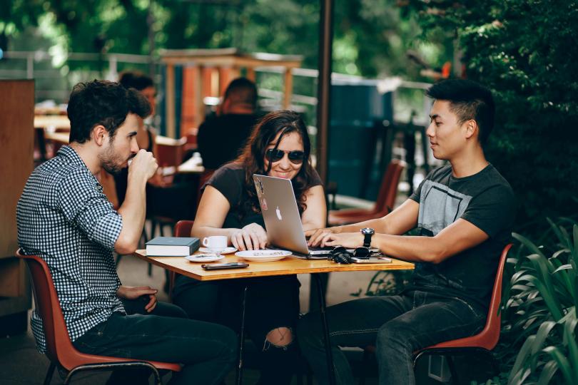 Studierende lernen im Café