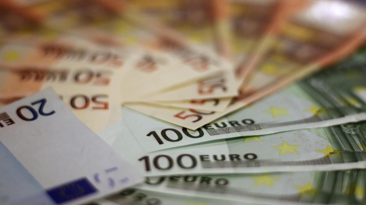 A picture of euro currency notes in 50 and 100 euros