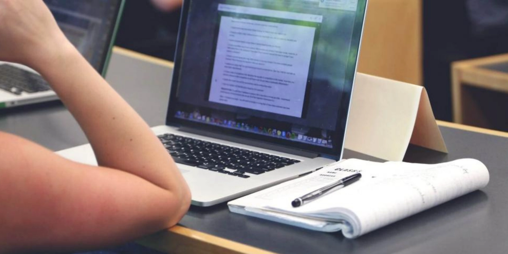 A laptop showing german language course