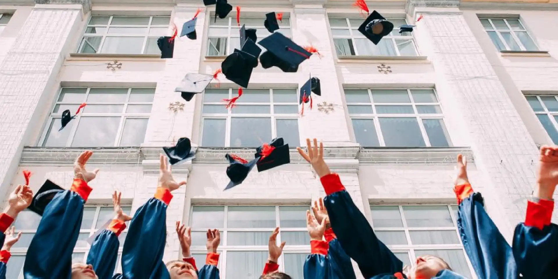 Studierende werfen Mützen in die Luft