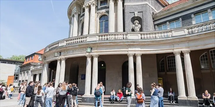 A wide shot of the campus for University of Hamburg with students around. 