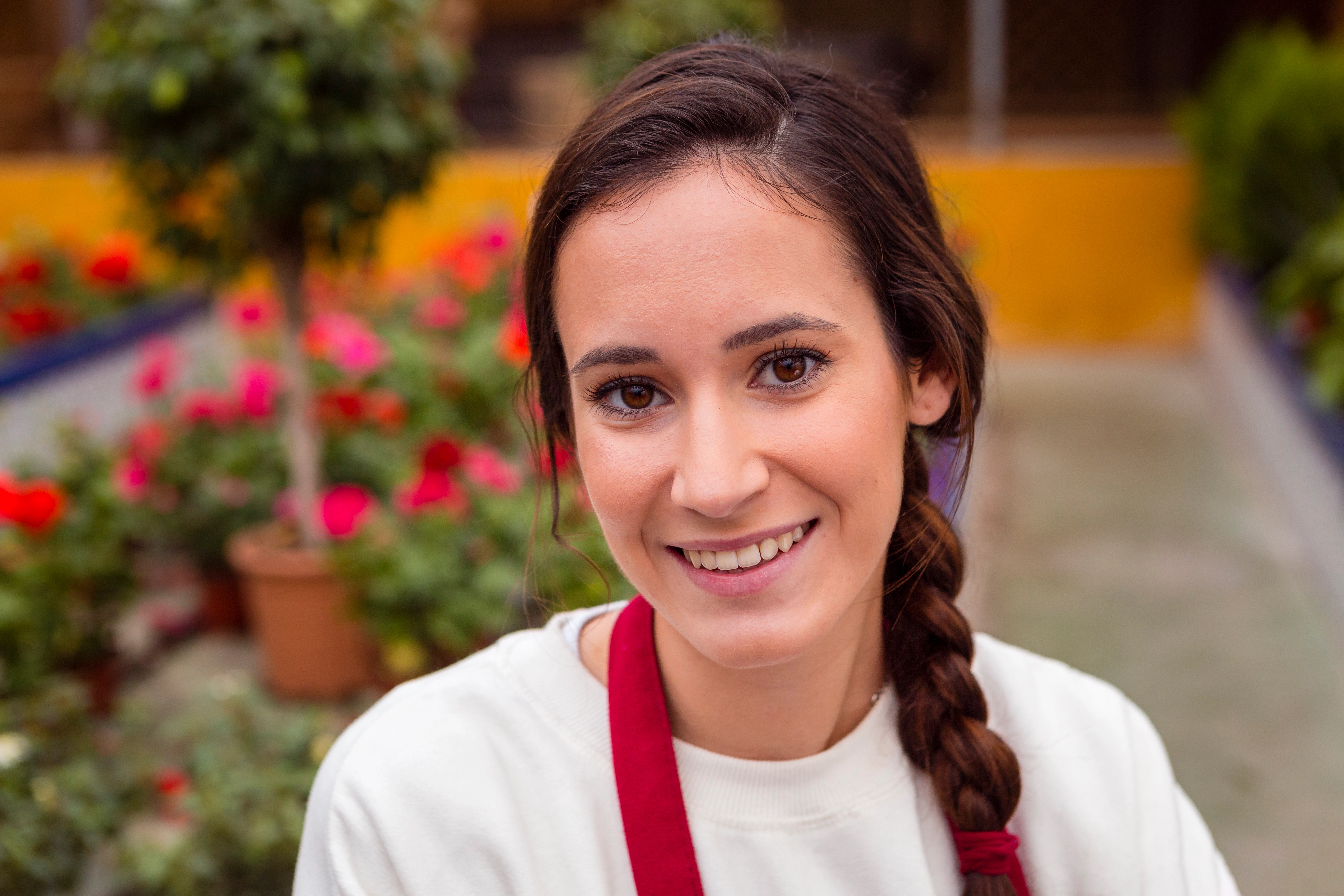 portraet-der-laechelnden-frau-kleidete-in-der-gartenarbeitkleidung-an